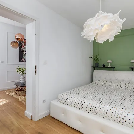 Couple Getaway - Boutique Valbandon Apartment
