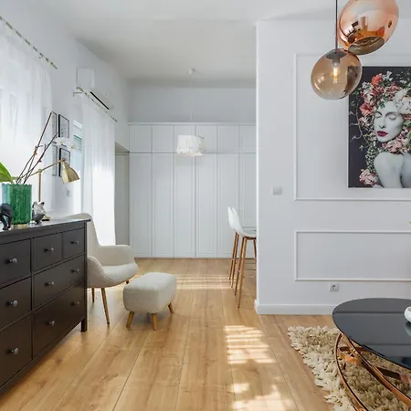 Couple Getaway - Boutique Valbandon Apartment *