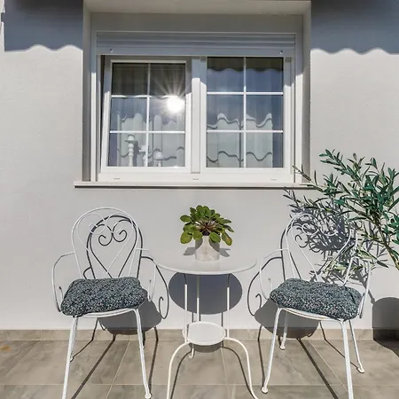 Couple Getaway - Boutique Valbandon Apartment *